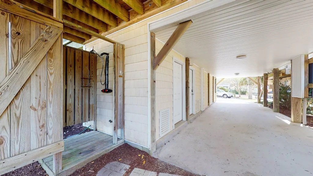 hot/cold outdoor shower